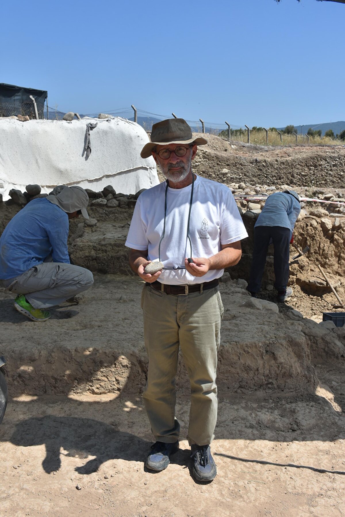 Bu da bir sayı taşı. 8 bin yıl önceki insan bunu hesap yapmak ya da oyun oynamak için kullanıyordu. Bu taş özel olarak baklaya benzer şekilde yapılıyordu. O günün simgesi olarak karşımıza çıkıyordu" dedi.