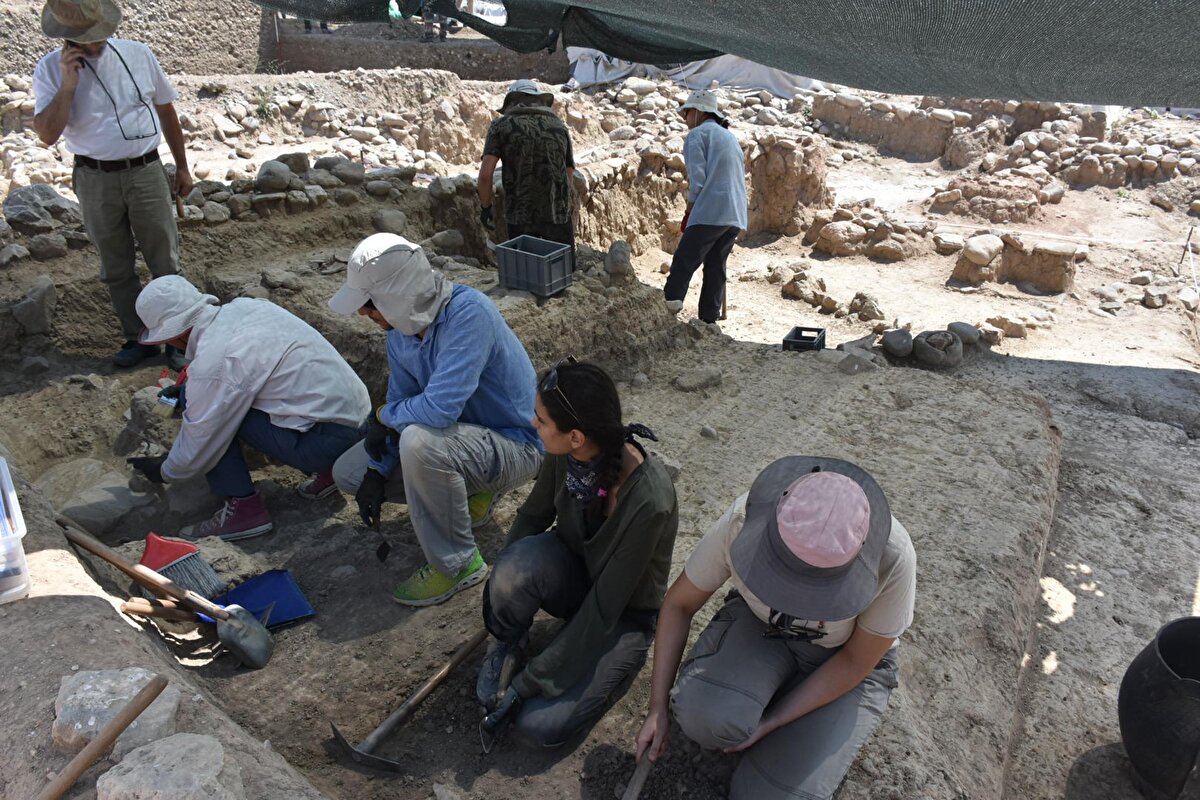 Tarihe ışık tutan İzmir'in ilk insanlarının yaşadığı yerlerden Yassıtepe Höyüğü'nde yeni sezon kazılarında 8 bin yıl öncesine ait sayı taşı ve balta bulundu.<br>