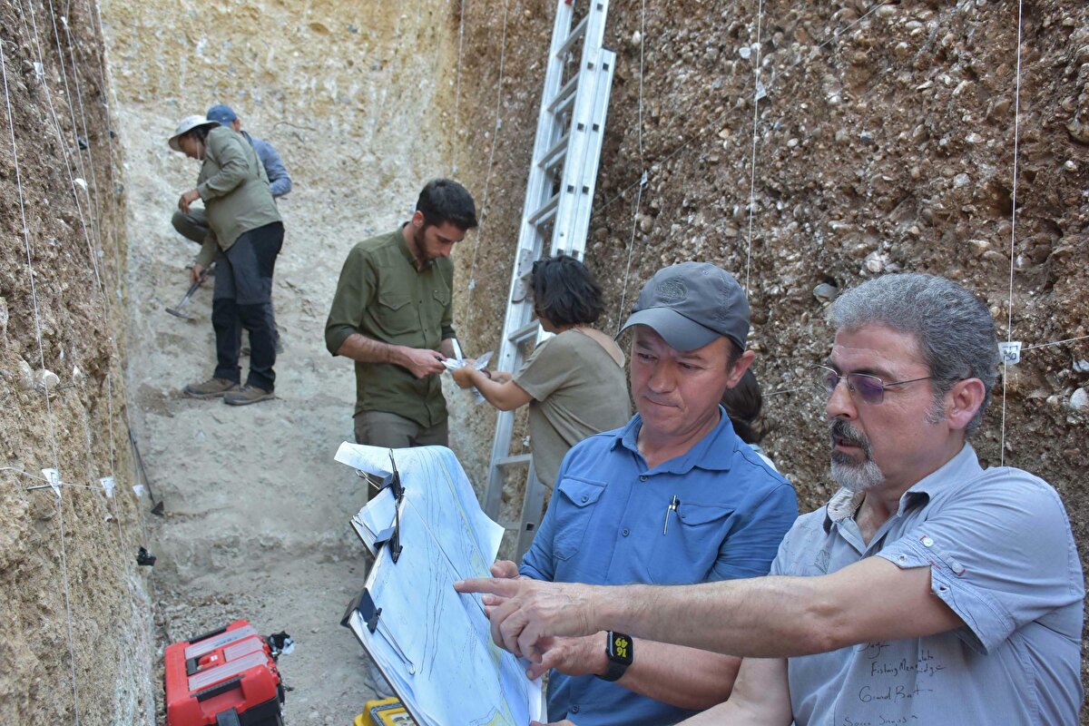 Dokuz Eylül Üniversitesi (DEÜ) Deprem Araştırma ve Uygulama Merkezi Müdürü (DAUM) Prof. Dr. Hasan Sözbilir, Afyon Kocatepe Üniversitesi Deprem Uygulama Araştırma Merkez Müdürü Prof. Dr. Çağlar Özkaymak, Sivas Cumhuriyet Üniversitesi'nden Doç. Dr. Fikret Koçbulut, AFAD Deprem ve Risk. Azaltma Genel Müdürü Orhan Tatar, Çukurova Üniversitesinden Doç. Dr. Mehmet Yüksel ve DEÜ'den Araştırma Görevlisi Dr. Mustafa Softa aylar süren çalışmalar yaptı.