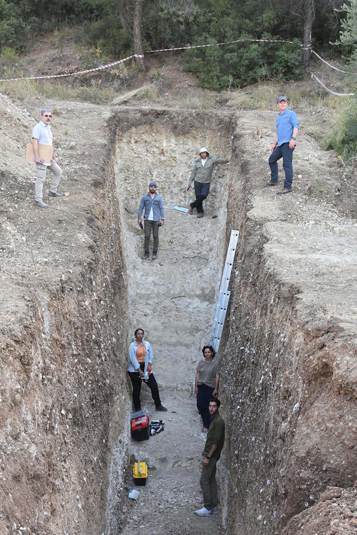 “İzmir ve çevresinde tarihsel dönemde yıkıcı depremler olduğunu biliyoruz. Can ve mal kayıpları yaşanmış ama buna yol açan fayların hangisi olduğu belli değil.” diyen Sözbilir, “Bu, geçmişte olan depremleri hangi fayın ürettiğini öğreneceğimiz ilk çalışma olacak. Bunun için de İzmir'deki 17 fayı çalışmaya başladık. 5’ini geçmiş yıllarda çalışmıştık. Şu anda 10'unu TÜBİTAK projesi kapsamında çalışmaya başladık” şeklinde konuştu.