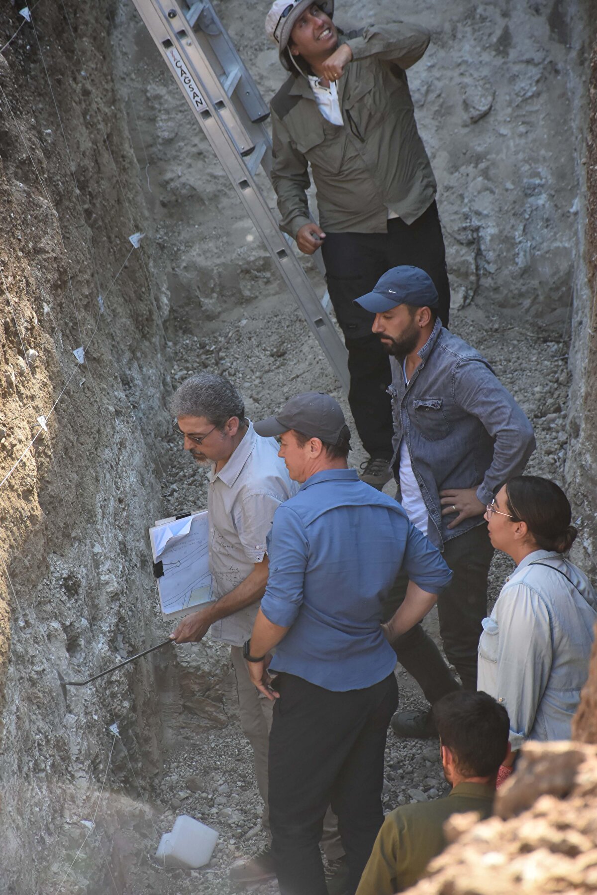 Kemalpaşa fayının geçmişte 4 yıkıcı deprem ürettiğini söyleyen Sözbilir, “Aldığımız örneklere göre de yakın gelecekte yıkıcı bir deprem üretip üretmeyeceğini göreceğiz. Bu fay 24 kilometre uzunluğunda. 6.7'ye varan deprem üretebilir. Deprem olduğunda yıkıcı bir nitelik taşıyacaktır. İzmir'de 6'yı geçtikten sonra can ve mal kaybı başlıyor. Dolayısıyla bu fay kırıldığında can ve mal kaybı yaşanacaktır.” dedi.<br><br>