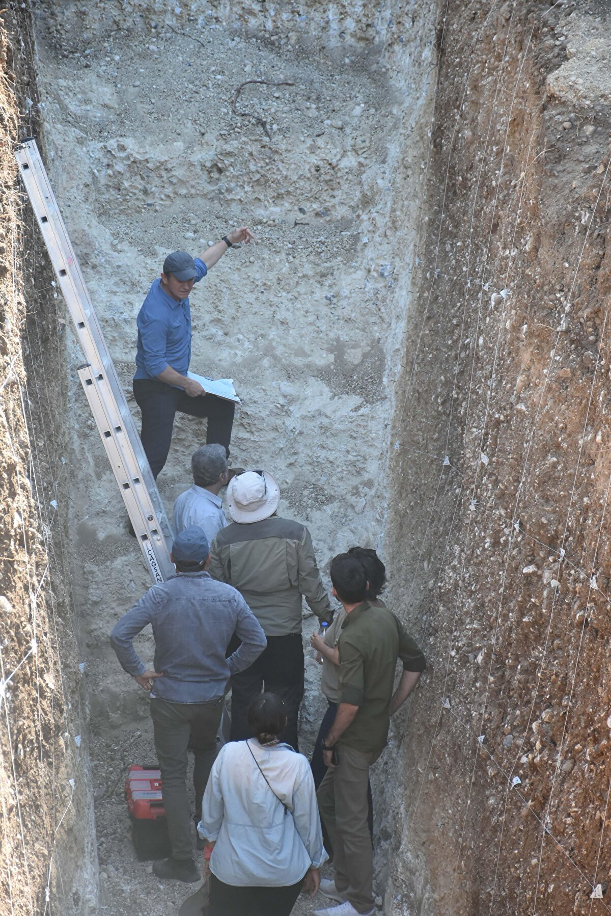 Bu alanda bir organize sanayi bölgesi olduğunu da hatırlatan Özkaymak, “Bu fay uzun süredir sismik anlamda sessizdir. Gelecek yıllarda deprem üretme potansiyeli olan bir faydır. Bu nedenle Kemalpaşa fayını önemsiyoruz.” dedi.<br><br>