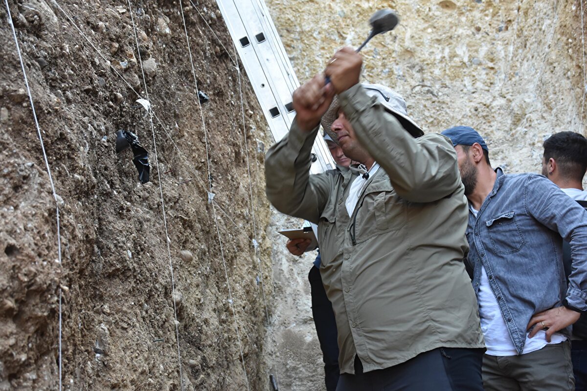 “4 YIKICI DEPREM OLMUŞ”<br>İzmir’in Kemalpaşa ilçesinin bu fay üzerinde kurulu olduğunu söyleyen Prof. Dr. Sözbilir, fayın etki alanında çok geniş bir yerleşim yeri olduğuna dikkat çekti.