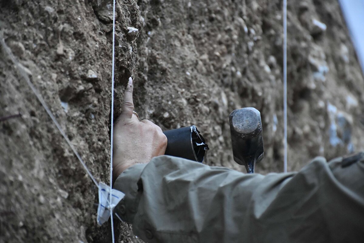 Yapılan bilimsel çalışma hakkında bilgi veren DEÜ DAUM Müdürü Prof. Dr. Hasan Sözbilir, Kemalpaşa fayının Türkiye’de 485 diri faydan biri olduğuna dikkati çekti.