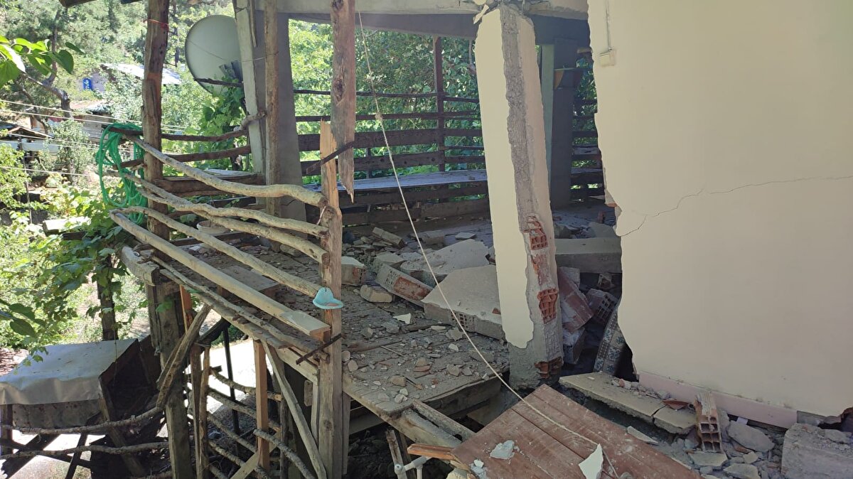 Kadirli ve Kozan'da paniğe kapılarak evlerinden atlayan 4 kişi ise tedavilerinin ardından taburcu edildi.<br>