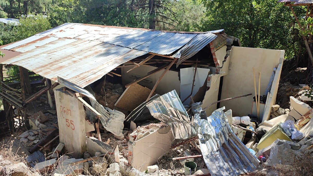 Onlarca kişi ise korku ve panikle başvurdukları hastanelerde tedavi edildi.