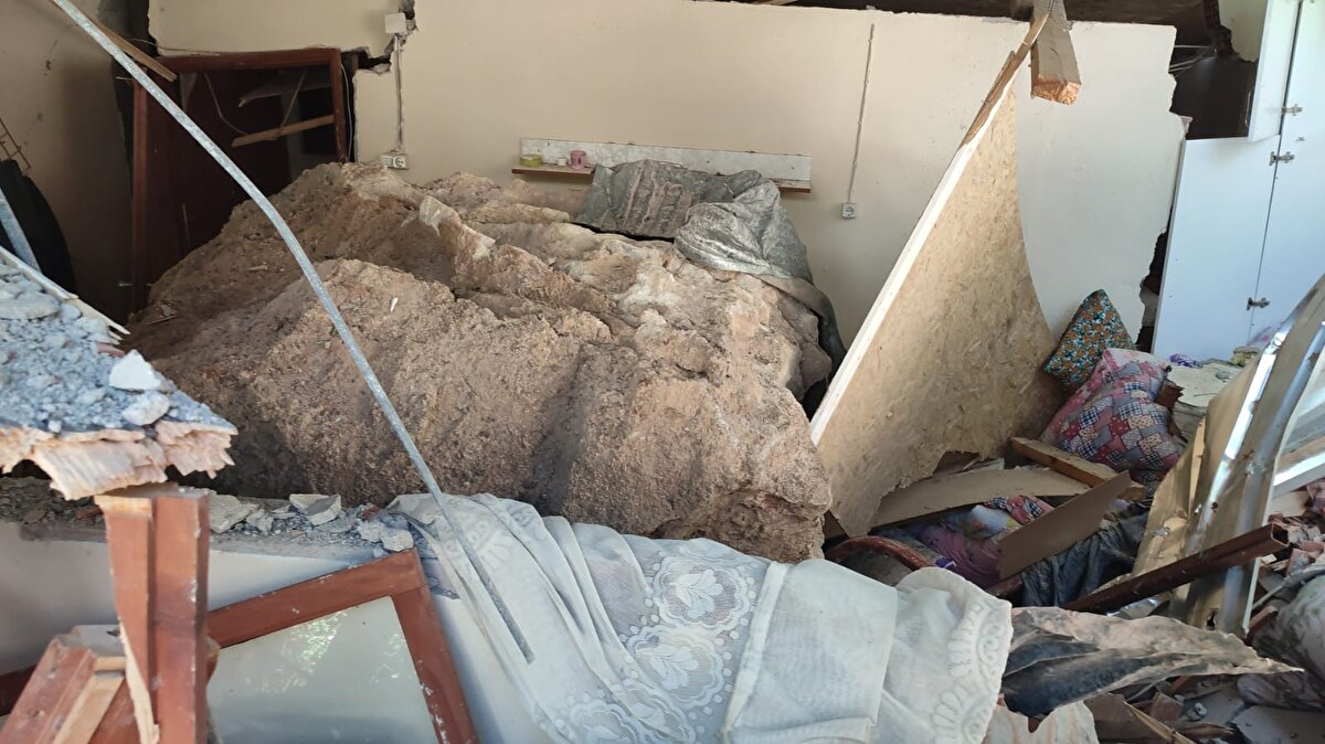 Depremden etkilenen Kozan, Kadirli ve Sumbas ilçelerinde hasar tespit çalışması sürerken; dün saat 08.44'te meydana gelen 5.5 büyüklüğündeki depremin ardından bugün saat 11.30'a kadar Adana'nın Kozan, Saimbeyli, Feke ve Aladağ ilçelerinde en büyüğü 4.4 olan 140 artçı yaşandı.