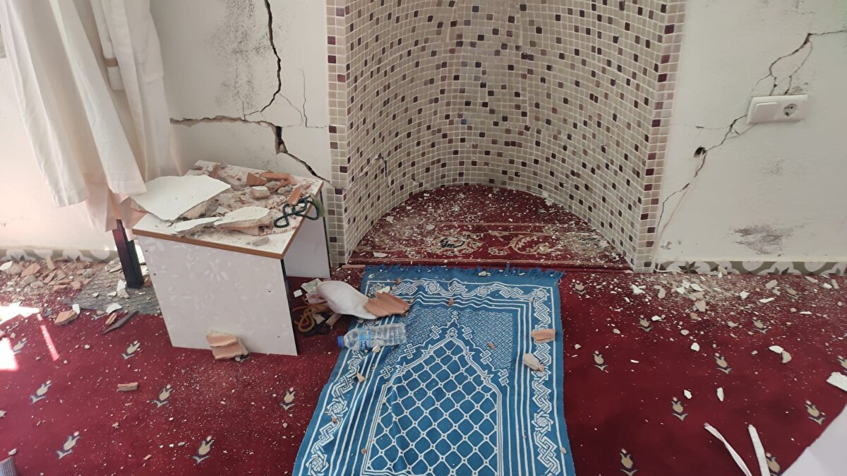 Osmaniye, Kahramanmaraş ve Mersin'de de hissedilen deprem, büyük korku ve paniğe neden olurken; Kozan'da eski 2 bina yıkıldı, 1 camide ağır hasar meydana geldi.