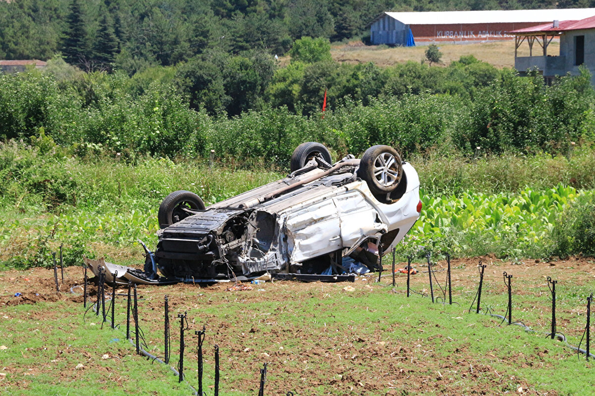 Kazada otomobil sürücüsü Arif Günalan ile yanında bulunan eşi Hacer Günalan (57), ağabeyi Ramazan Günalan (63) ve ağabeyinin eşi Döndü Günalan (62) ile yol kenarındaki tarlada çalıştıktan sonra evlerine dönmeye hazırlanan işçilerden Gülsemin Coşkun ve Huriye Şenol yaralandı.