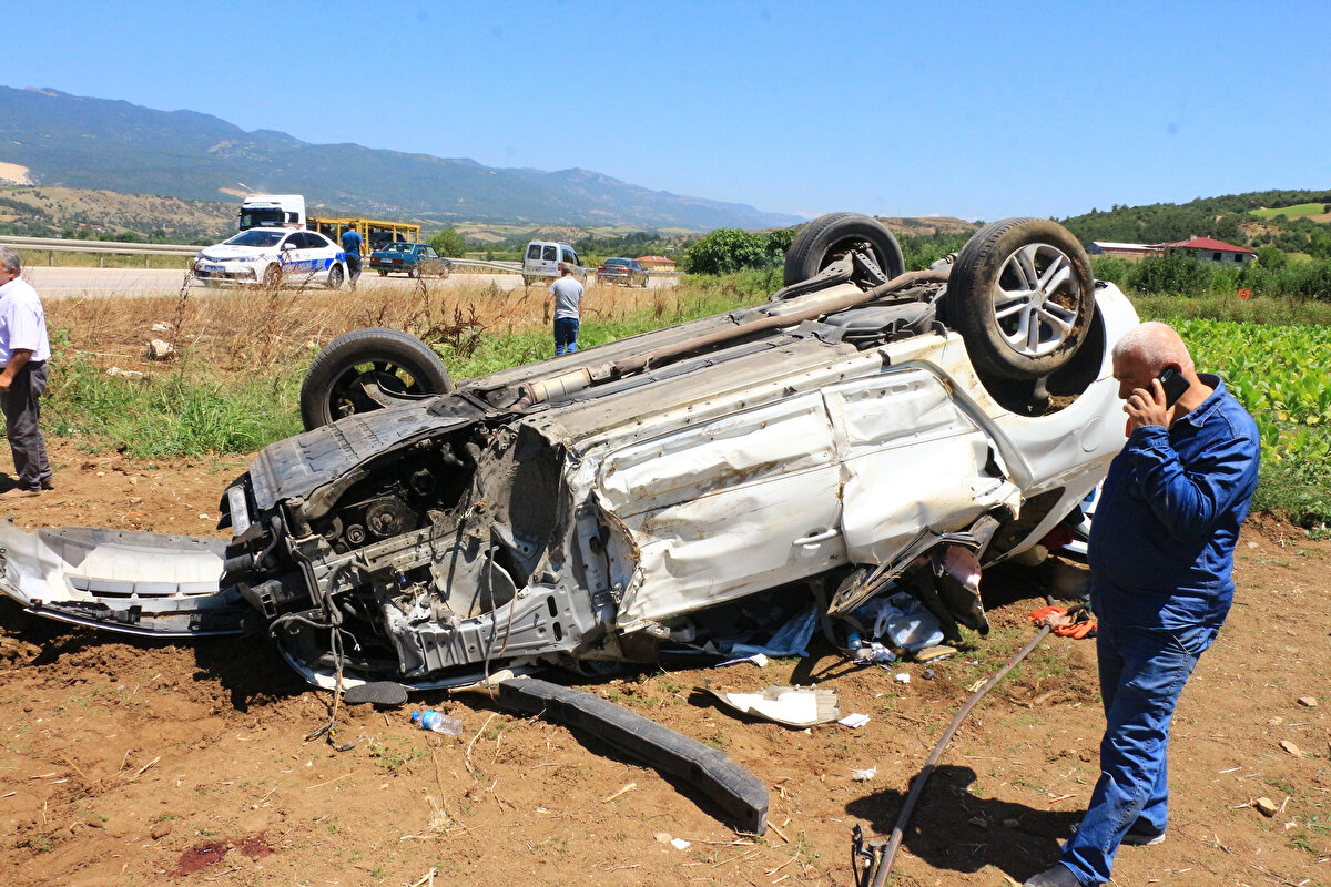 Otomobil sürücüsünün eşi Hacer Günalan ve Döndü Günalan doktorların tüm müdahalelerine rağmen hayatını kaybetti. Kaza ile ilgili inceleme başlatıldı. <br>