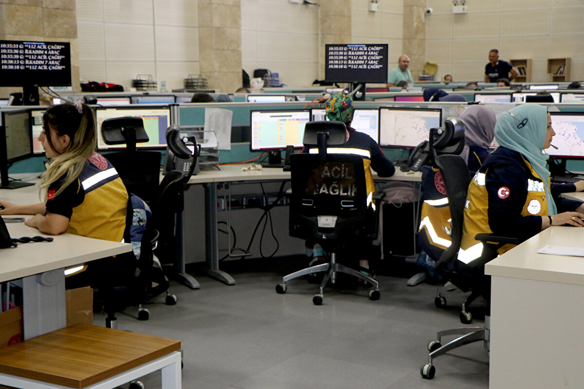 Samsun Acil Çağrı Merkezi Müdürü Emin Demir, 204 personel ile çalıştıklarını belirterek, "Samsun'da günde ortalama 4 bin 800 ile 5 bin 200 arasında merkezimize çağrı düşmekte. Bu yıl Samsun 112 Acil Çağrı Merkezi olarak 804 bin 628 çağrıya cevap verdik. Acil çağrılar dışındaki aramalar, bizi en çok yoran konu. Sorunu olmadığı halde 112 Acil Çağrı Merkezi'ni arayıp, tacizde bulunup, hakaret edip kapatan vatandaşlarımız var. Bunlarla ilgili idari para cezaları uygulanıyor. Bunlarla ilgili tespitlerimizi yapıp, idari para cezası uyguladık" dedi.<br>