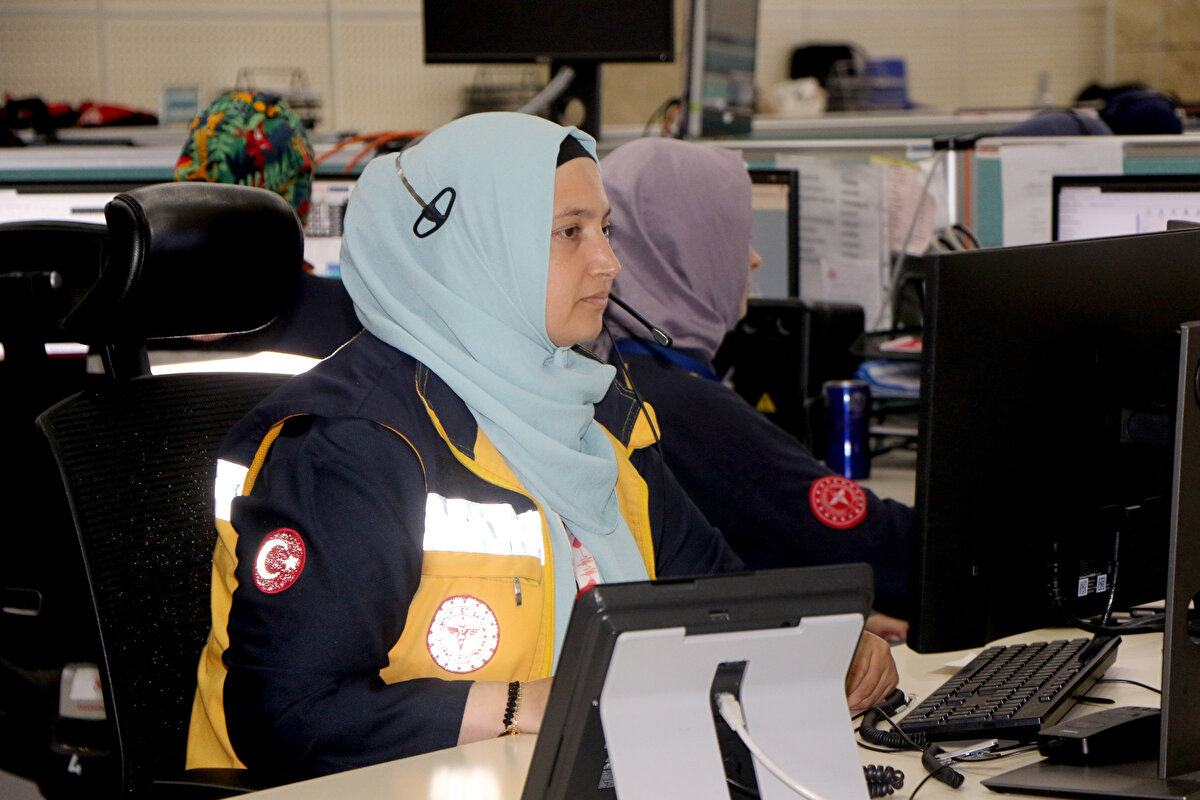 'BİLGİLENDİRMELER DE DAHİL EDİLİYOR'<br><br>Asılsız ve gereksiz ihbarların çok fazla olduğunu vurgulayan Demir, "Yalnız bizi bilgilendirme ve danışmak için arayanların sayısı da bir hayli fazla. Yazılımımızda 112 Acil Çağrı Merkezi'ne gelen çağrılar vakaya dönüşmemişse, oraya bir ekip çıkarmamışsak; asılsız ve gereksiz ihbar olarak geçiyor. Bununla alakalı bakanlığımız bir çalışması var. Yılbaşına kadar tamamlanmış olacak. Tüm bunlara rağmen Samsun'da asılsız ve gereksiz ihbarların oranı yüzde 42,87" diye konuştu.<br>