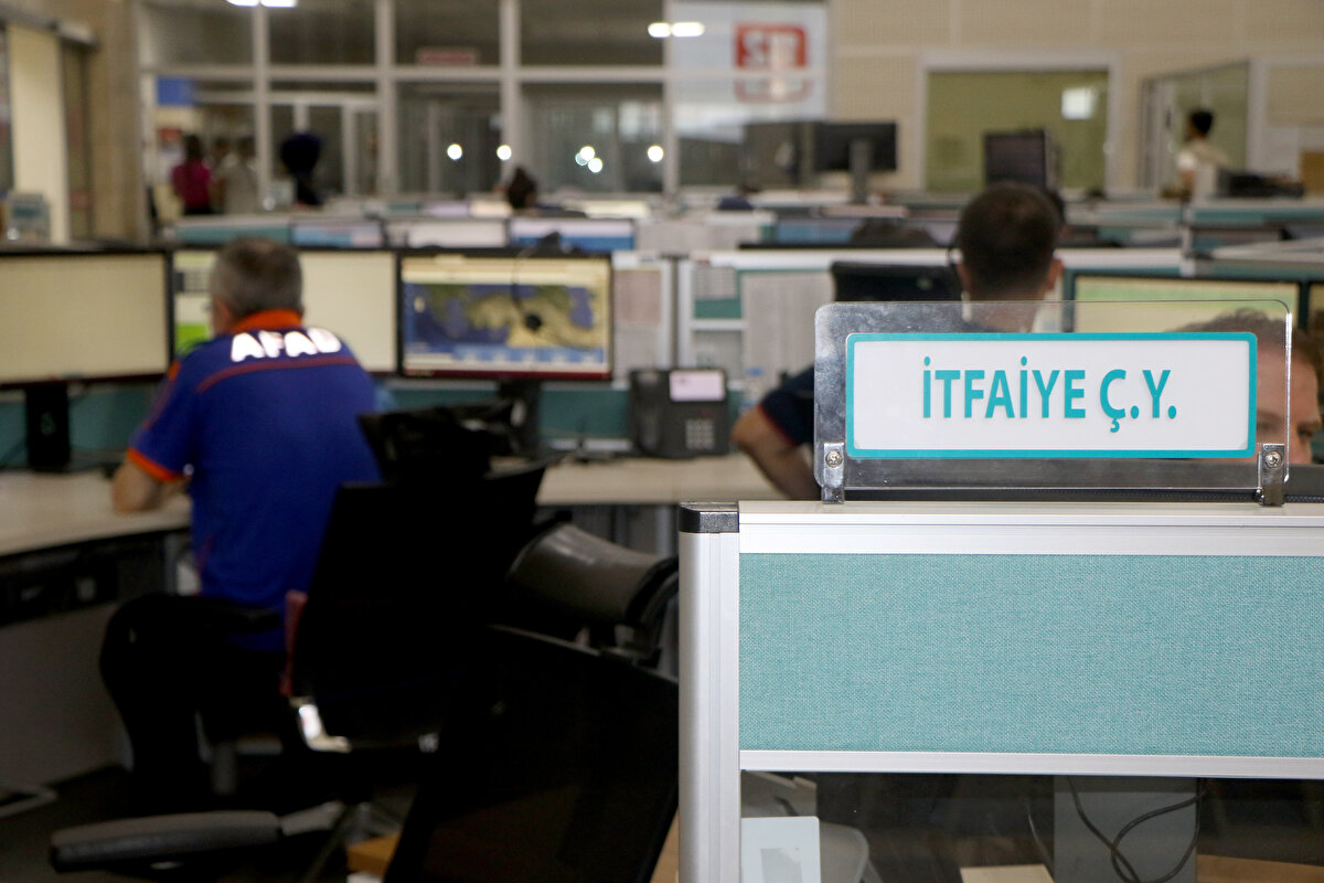 'HASTANEDEN RANDEVU ALDIK'<br>Demir, ilginç durumlar ile karşılaştıklarını da belirterek, "Alaçam ilçemizdeki bir vatandaşımız, 1 hafta içerisinde sohbet etmek için 84 kez Acil Çağrı Merkezi'ni aradı. Arkadaşlar durumu bana anlattı. Son aradığında ben konuştum. Buranın meşgul edilmemesi gerektiği konusunda durumu kendisine izah etmeye çalıştım. Telefonda ağlamaya başladı ve 'Benimki bir hastalık, bir yerleri telefonla aramadan duramıyorum. Köydeki bir başkasını arasam dedikodu olacak. Kontörüm de yok, 112 ücretsiz olduğu için burayı arıyorum' dedi. Kendisine yardımcı olduk. Ruh ve Sinir Hastalıkları Hastanesi'nden randevu sırası aldık ve gitti. Sonrasında da hiç aramadı" dedi.