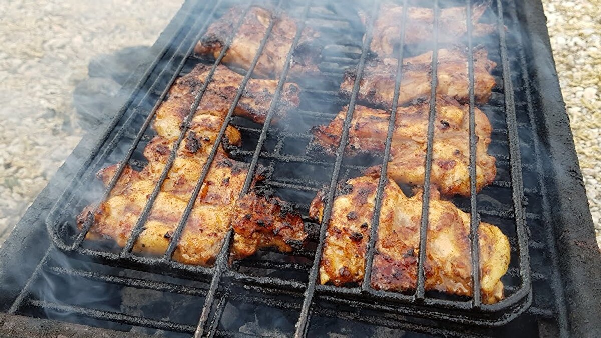 Mangal etinin yanında bol yeşil salata tüketin. C vitamini antioksidan etkisi sayesinde, etin mangalda pişmesi esnasında ortaya çıkabilecek kanserojen maddelerin zararlı etkisinin minimize edilmesinde fayda sağlayabilir. Bu nedenle mangal etinin yanında C vitamininden zengin bol yeşilbiber, maydanoz içeren salata tüketmek faydalı olabilir, <br><br>Mangalı, dumanın ve zararlı maddelerin açık havada daha iyi dağılacağı bir yerde yapmaya özen gösterin. Kapalı alanlarda mangal yapmak dumanın birikmesine ve iç mekanlara yayılmasına sebep olur.