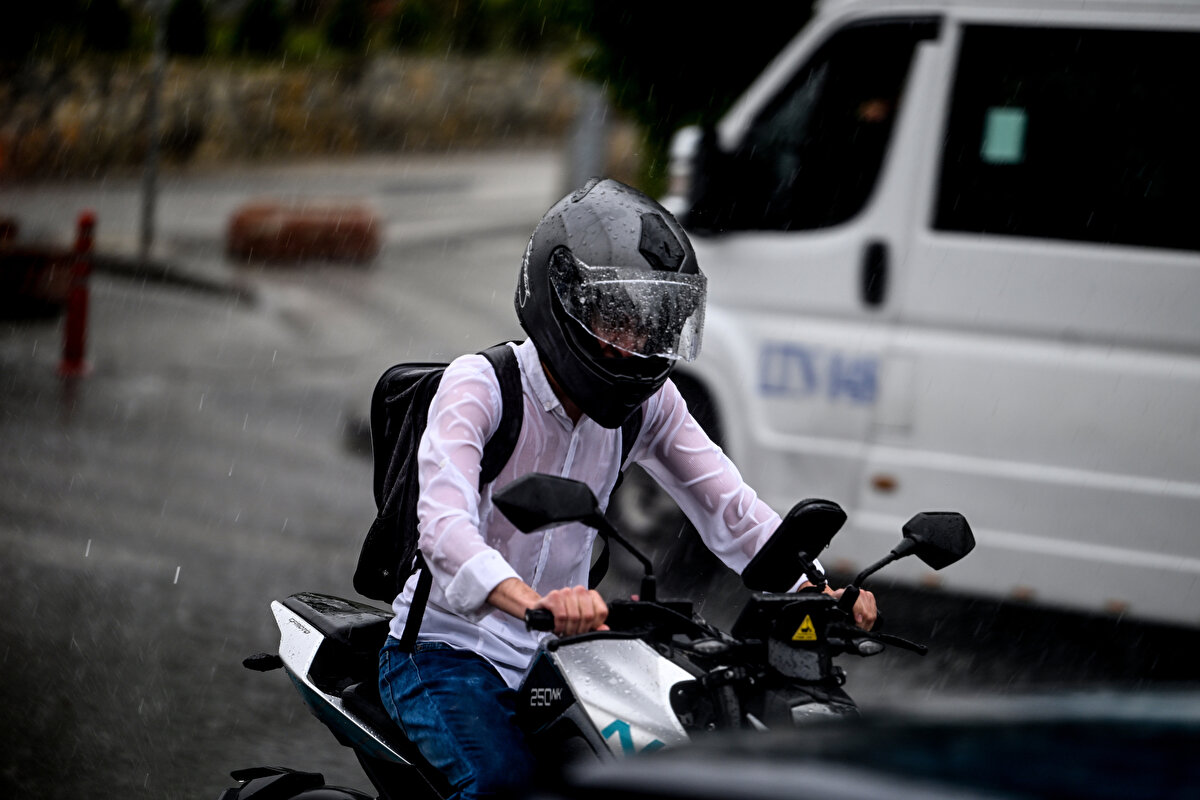 Bazı ilçelerde ana caddelerde su birikintileri oluşurken, sağanak yağış yerini kısa sürede serin ve bulutlu havaya bıraktı.<br><br>