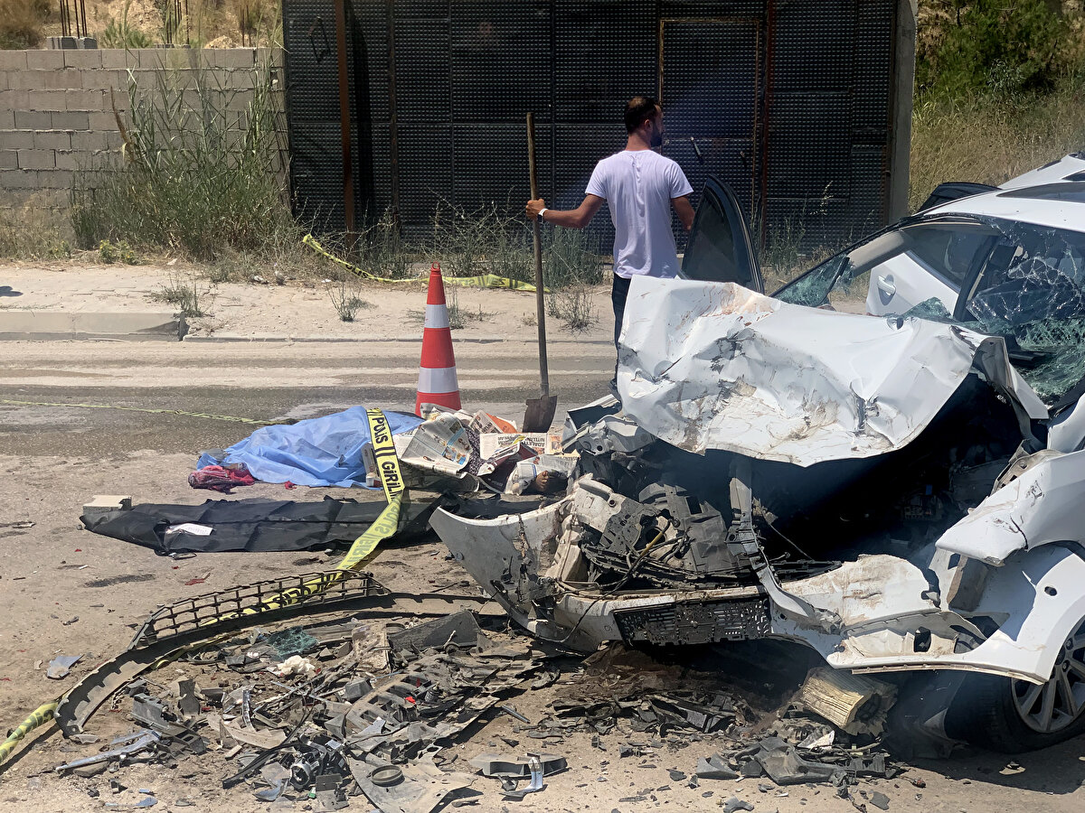Kazada, emniyet kemeri takmadığı belirlenen Emine Topak, otomobilin ön camından fırladı. Çevredekilerin ihbarı üzerine kaza yerine polis ve sağlık ekipleri sevk edildi. Sağlık ekibinin yaptığı kontrolde Emine Topak'ın hayatını kaybettiği belirlendi. Topak'ın yaralanan çocukları sürücü Haşim Topak ile arka koltuktaki Suna ve Nazlı Dudu Topak ise Seyhan Devlet Hastanesi'ne kaldırıldı.<br>