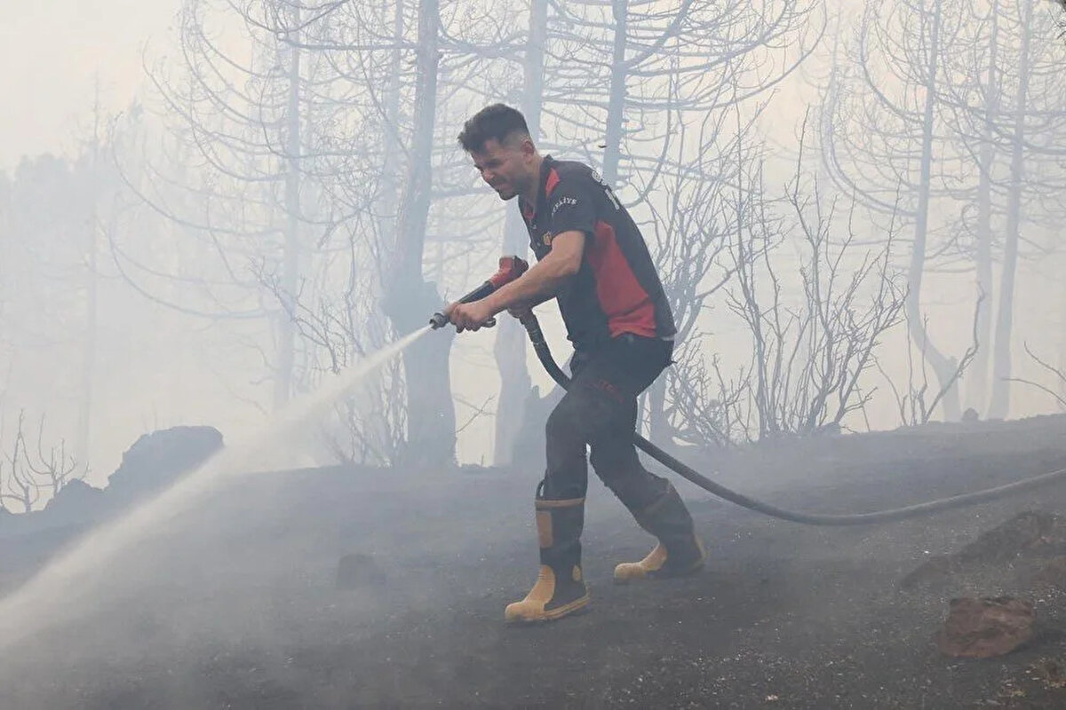 Yangına müdahale sırasında 1 orman işçisi dumandan etkilendi. 2 vatandaşın da kolunda yanıklar oluştu. 3 kişi, olay yerindeki müdahalenin ardından hastaneye kaldırıldı. Yangın ilerleyen saatlerde kontrol altına alındı. Ekipler mesaiye soğutma çalışmasıyla devam etti.<br><br>