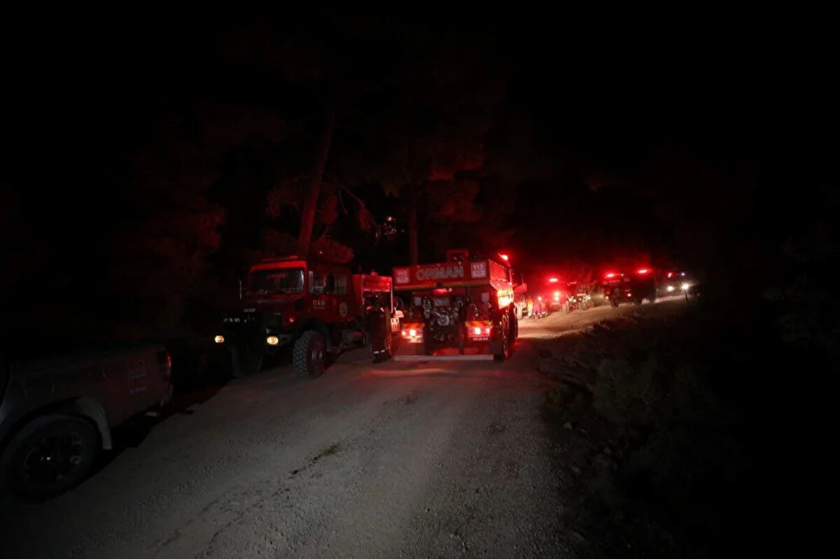Vatandaşların ihbarı üzerine bölgeye Çanakkale Orman Bölge Müdürlüğüne bağlı 35 arazöz, 5 dozer, 8 ilk müdahale aracı, 8 su ikmal aracı, 4 iş makinesi ve 300 personel ile çevre belediyelerin itfaiye ekiplerinin yanı sıra İl Jandarma Komutanlığına ait TOMA ve itfaiye ekibi sevk edildi.<br><br>Yangının kontrol altına alınması için karadan ve havadan müdahale sürüyor.