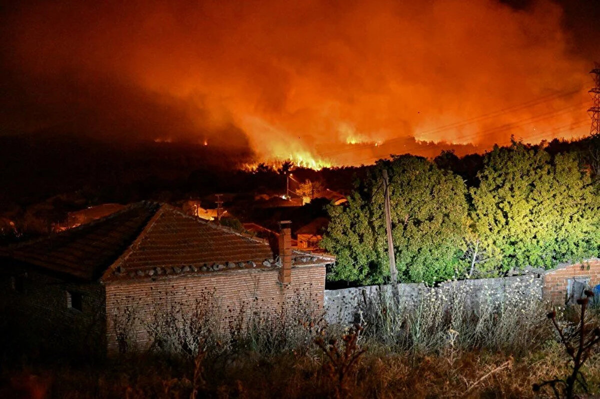 İZMİR - KINIK<br><br>İzmir'in iki ayrı noktasında orman yangınları var. Kınık ilçesindeki yangın; dün saat 13.00 sıralarında, İbrahimağa mahallesi yakınlarındaki ormanlık alanda başladı.