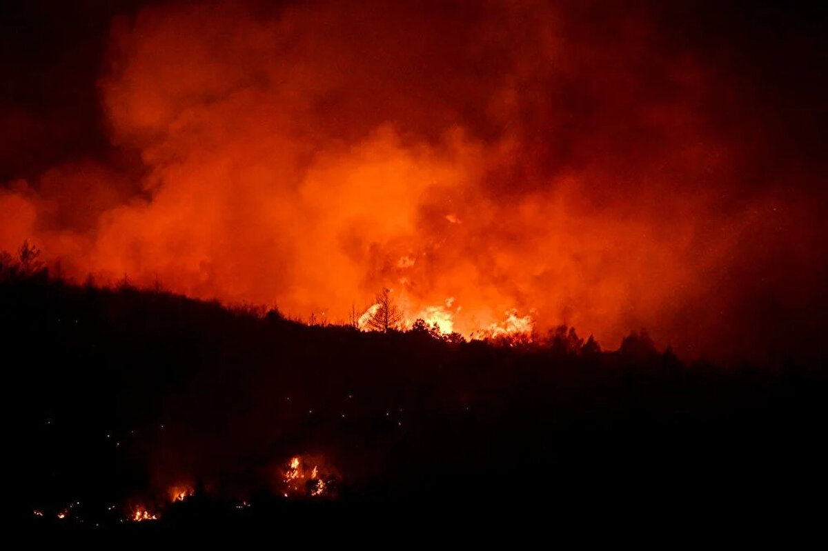 Rüzgar etkisini artırınca; alevler bölgedeki yerleşim yerleri için de tehdit haline geldi.<br><br>Yangının yaklaştığı Çiftlik, Balaban ve Karatekeli mahalleri tedbir amaçlı boşaltıldı. Söndürme çalışmaları aralıksız sürüyor.<br><br>İZMİR - ÖDEMİŞ<br><br>Kınık'taki orman yangınının başladığı saatlerde, Ödemiş ilçesinden de bir yangın haberi geldi. Küçükkavulcuk mahallesindeki zeytinlikte başlayan yangın önce makilik, ardından ormanlık alana sıçradı. Bölgeye sevk edilen İtfaiye ve Orman İşletme Müdürlüğü ekiplerine, helikopterle havadan destek verildi.