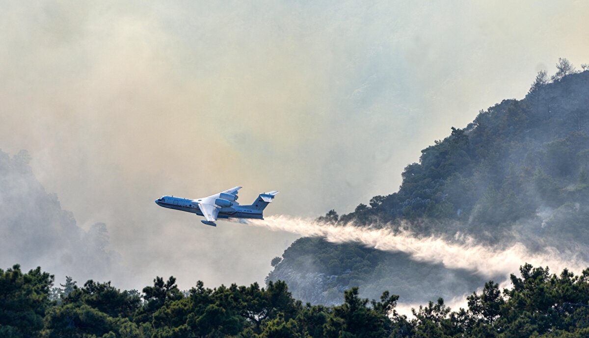 Antalya ile Kemer'in tek bağlantı yolunun orman içerisinden olduğunu vurgulayan Prof. Dr. Neyişçi, yangının daha da büyümesi halinde bölgeden tahliye işlemlerinin yapılması için çağrıda bulundu.