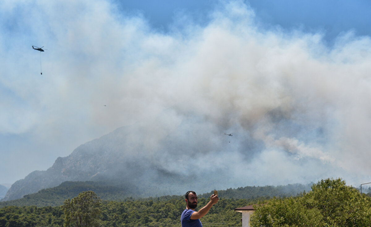 Prof. Dr. Neyişçi, "Eğer rüzgar yön değiştirir poyraz eserse, yangının ilerlemesi durumunda Antalya ile ulaşım kesilebilir. Bu nedenle o bölgede tahliye konusu önemli. Kemer'de tek bir ana yol var. Özellikle Phaselis'e kadar ormanlık alan içerisinden gidiliyor. Yolun her iki tarafı ormanla kaplı. Bu ormanların her iki tarafının yanmaya başlaması nedeniyle kara ulaşım yolu kesilebilir. Otellerin uzun süre duman altında kalması durumunda oraların tahliye edilmesi gerekir. Yol kapanması durumunda denizden tahliyenin yapılması için gerekli hazırlıkların tamamlanması önemli" dedi.<br>