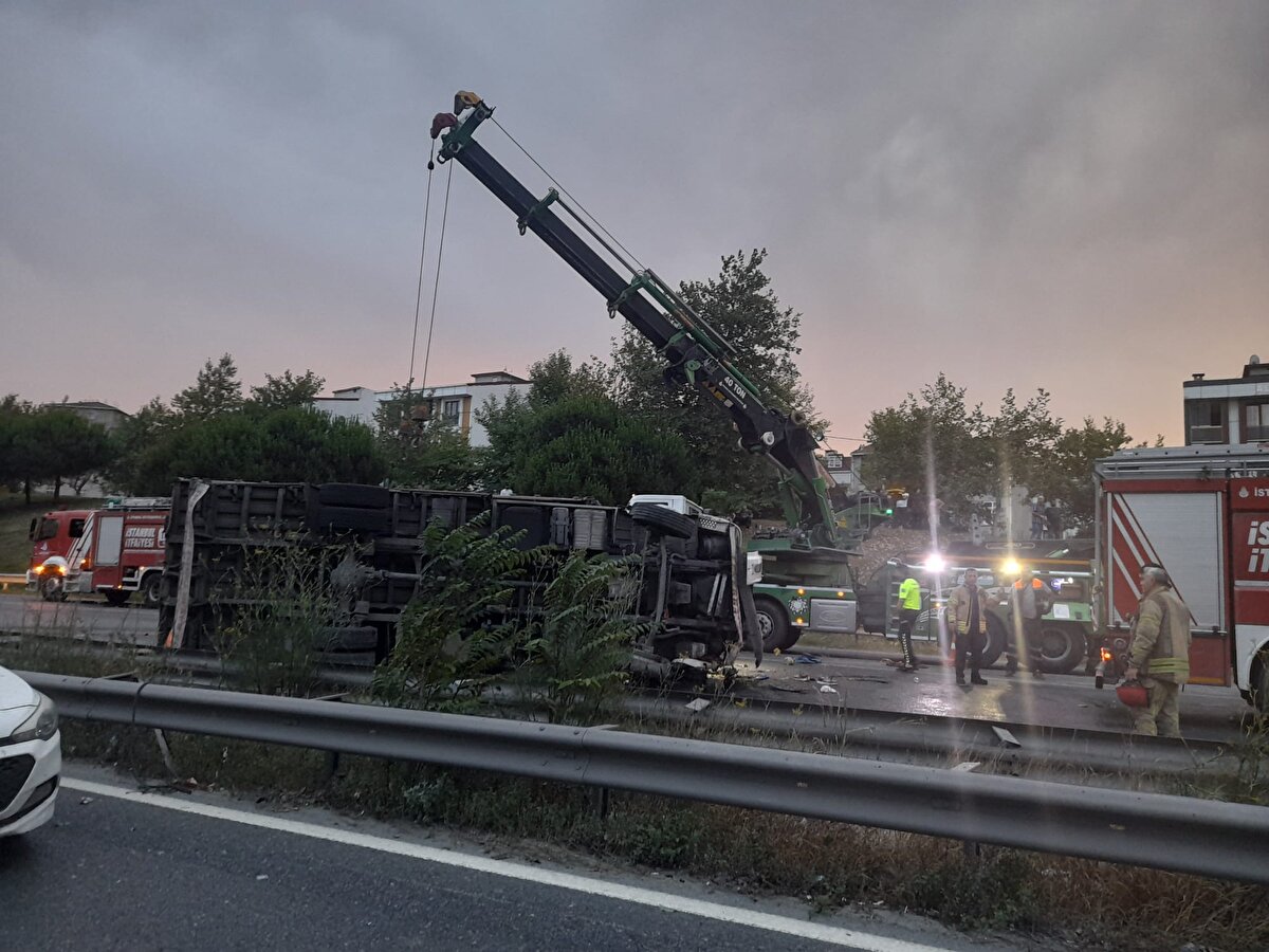 Polis ekipleri olay yerinde önlem alırken, itfaiye ekipleri de araçta sıkışan kamyon şoförünün cansız bedenini bulunduğu yerden çıkardı.
