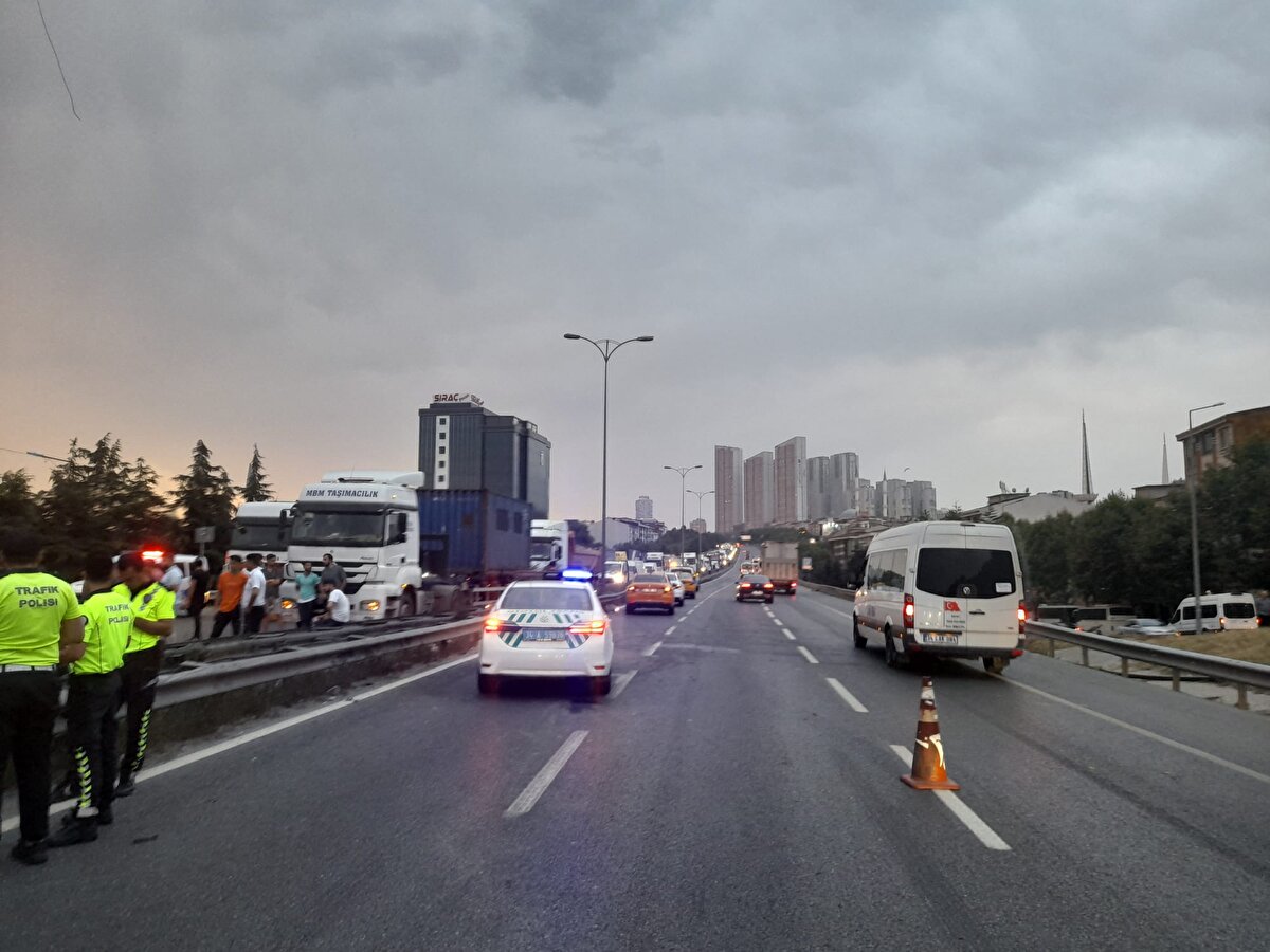 Öte yandan kazanın olduğu yere kontrolsuz şekilde giriş yapan bir otomobil de, kamyonun parçalarına çarparak hasarlı kazaya karıştı.
