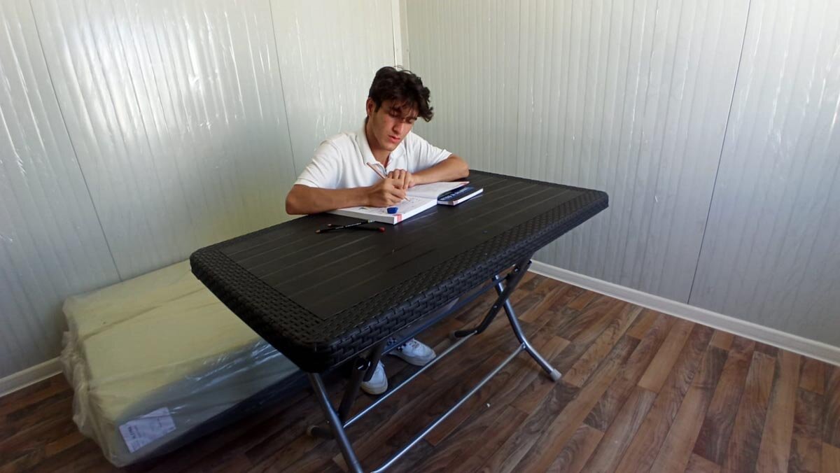 <br>'DİSİPLİNLİ ÇALIŞMAYI BIRAKMADI'<br>Yusuf Yıldız'ın dershanedeki rehber öğretmeni Cihan Ziya Yıldırım ise "Öğrencimiz Yusuf deprem öncesinde ve sonrasında disiplinli çalışmayı bırakmadı. Biz de öğretmenleri olarak her zaman yanında olmaya çalıştık. Tüm öğrencilerimiz gibi hem eğitsel hem de psikososyal olarak bu süreçte yanında olmaya çalıştık. Psikolojik destekte bulunduğumuzda diğer öğrencilerimiz gibi Yusuf da çok çabuk toparladı. Başarıya ulaştı. Yapacağı tercih sonrasında istediği okula kaydını yaptıracağını umut ediyoruz" dedi. 