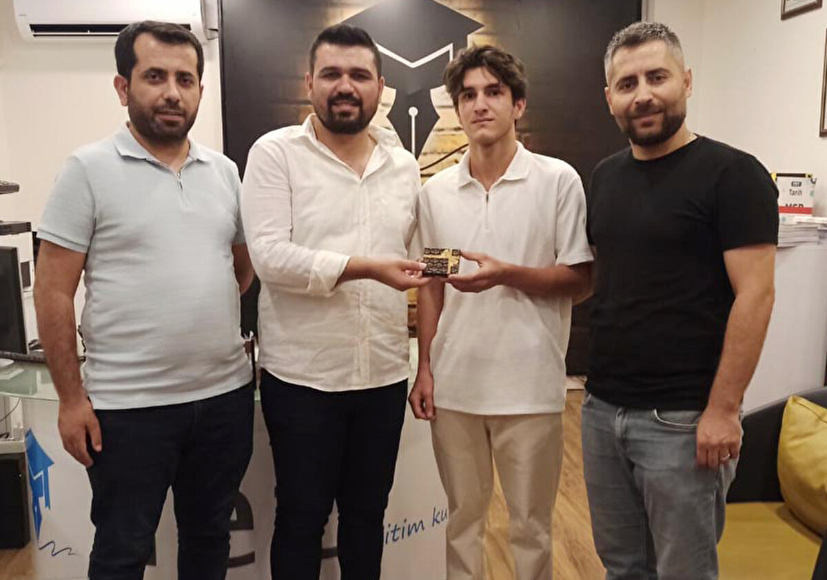 'ÇALIŞMAKTAN BAŞKA ÇAREMİZ OLMUYORDU'<br><br><br>Deprem anının aklından hiç çıkmadığını anlatan Yıldız, "Yarattığı psikolojiyi unutmak için kendimi derse verdim. Her zaman ders çalışarak deprem psikolojisini hafifletmeye çalıştım. Aslında bilinçaltımızda hep bu vardı. Her soru çözdüğümüzde, kaybettiğimiz arkadaşlarımız hep aklımızın bir köşesindeydi. Ama işte sonuçta bir sınav var ve çalışmak zorundasınız. Bu psikoloji ile olunca da kendimiz için çalışmaktan başka bir şansımız olmuyordu. Deprem zamanı imkanlar kısıtlandı. Normal hayattakinden çok daha az imkanlara sahip olduk. Belli bir dönem okulumuz kapandı, evlere giremedik, dershaneler kapandı. Bu zorlu süreçte de çok büyük çabalar sarf etmek zorunda kaldık. Depremzede olmayan rakiplerimize göre şansımız daha da azdı. Tek bir çadırda 7 kardeş ve akrabalarla kaldık. İlk zamanlarda çadır sıkıntısı olduğu için hepimiz tek bir çadırda kalmak zorunda kaldık. Ama ona rağmen evden kitaplarımı getirmiştim. Çadırda belli bir köşede boynumuz ağrısa da masamız olmasa da bir şekilde çalıştık. Elimden geldiğince kaynak kitaplardan altlarını çizerek ders çalıştım. Sonrasında konteyner kent kurulunca da konteynerde kalmaya devam ettik" diye konuştu.