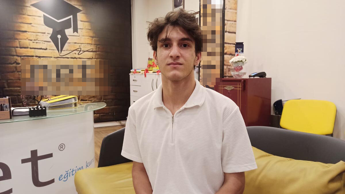  Daha sonra ailesiyle birlikte konteyner kente yerleşen Yıldız, bir dershaneden aldığı destekle hazırlıklarını sürdürdü. Yıldız, 17 Haziran'da girdiği TYT'de ek puanla Türkiye 18'incisi oldu. AYT'de ise sayısalda 528 puan alan Yıldız, büyük mutluluk yaşadı.<br><br><br><br><br>'UMUDUMU YİTİRMEK ÜZEREYDİM'<br><br><br>İlk tercihinin Gazi Üniversitesi Tıp Fakültesi olduğunu söyleyen Yusuf Yıldız, günde 6-7 saat ders çalışarak sınavlara hazırlandığını söyledi. Yıldız, "Tek bir çadırda 7 kardeş ve akrabalarla kaldık. Çocukluğumdan beri hayalim Gazi Üniversitesi Tıp Fakültesi'ydi. Depremden sonra açıkçası az da olsa umudumu yitirmek üzereydim ama umutlar hiçbir zaman yitirilmemeliymiş. Bir hayalim vardı ve ona ulaşmak için önümde 6 ay vardı. Bunun için derslerime odaklanarak çalışma çabası içine girdim" dedi.<br>