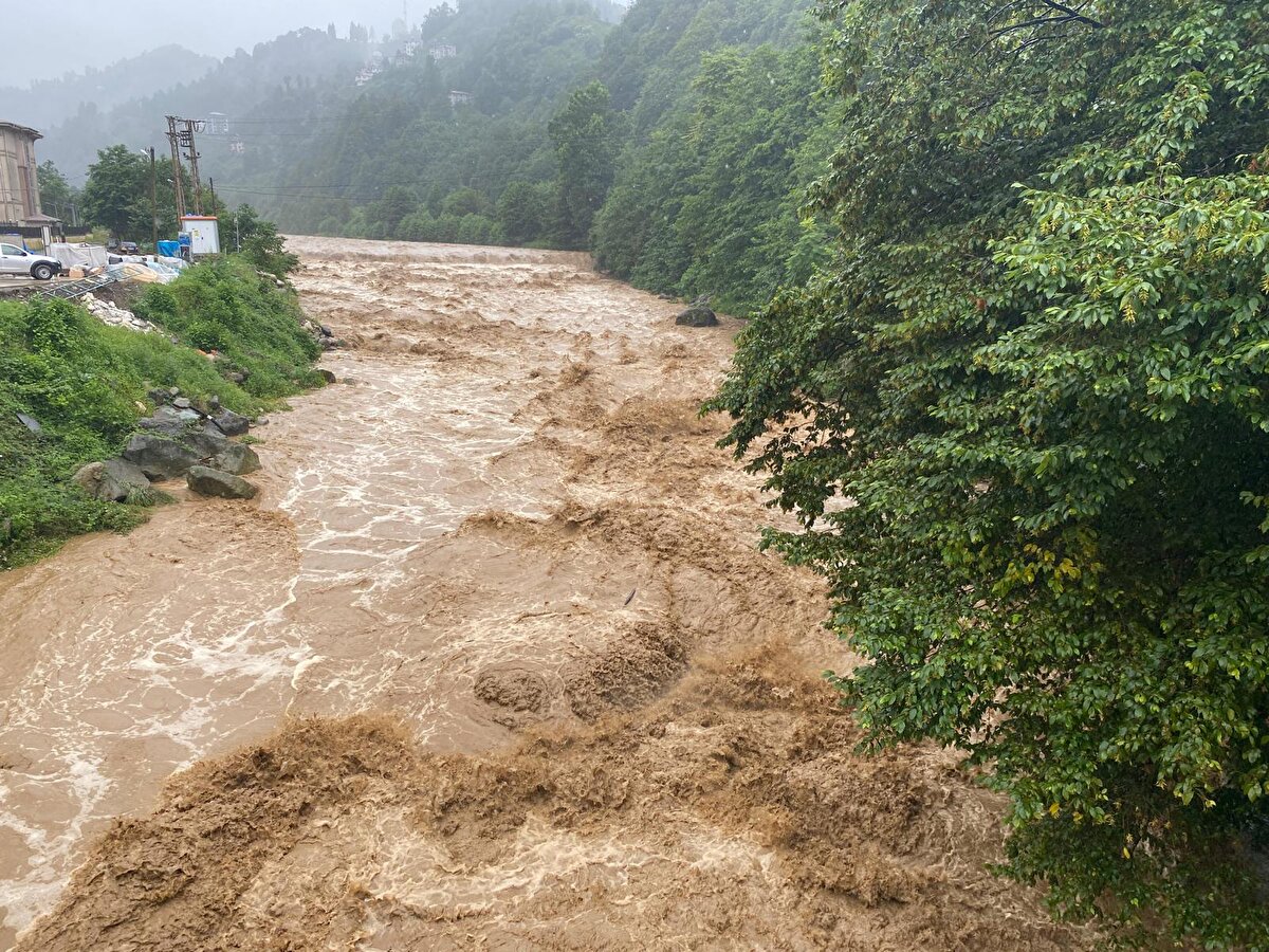 KUVVETLİ YAĞIŞ UYARISI<br>Yağışların, yarına kadar Rize'nin yanında Artvin'in kuzey, Trabzon'un doğu kesimlerinde kuvvetli olması bekleniyor. Bölgede valiliklerce yapılan uyarılarda; sel, su baskını, yıldırım ve kıyı kesimlerde kuvvetli rüzgar gibi olumsuzluklara karşı dikkatli ve tedbirli olunması istendi.<br><br>