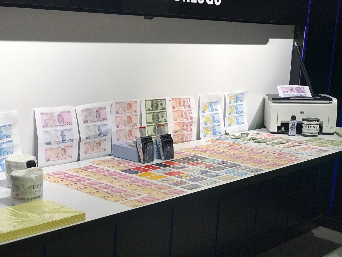 EVİNDE KÜÇÜK MATBAA KURMUŞ<br><br><br>E.T.O.'nun evinde kurduğu küçük çapta matbaada bilgisayar ve yazıcı kullanarak çoğalttığı 50 TL'lik sahte banknotları ve gerçek 50 TL'lik banknotları ortadan ikiye kestiği belirlendi. Şüphelinin, bunları yarısı sahte yarısı gerçek olacak şekilde tekrar yapıştırdığı ve bazı özel yöntemler kullanarak banka ATM'lerine yatırdığı tespit edildi. Şüphelinin daha önce medyada gördüğü haberlerden esinlenerek böyle bir yönteme başvurduğu, 200 ve 100 TL'lik banknotlarla deneme yaptığı ve başarısız olduğu, 50'lik banknotların bazı özelliklerinin bu yöntemle uyum sağlayınca bunu gerçekleştirdiği belirlendi. 