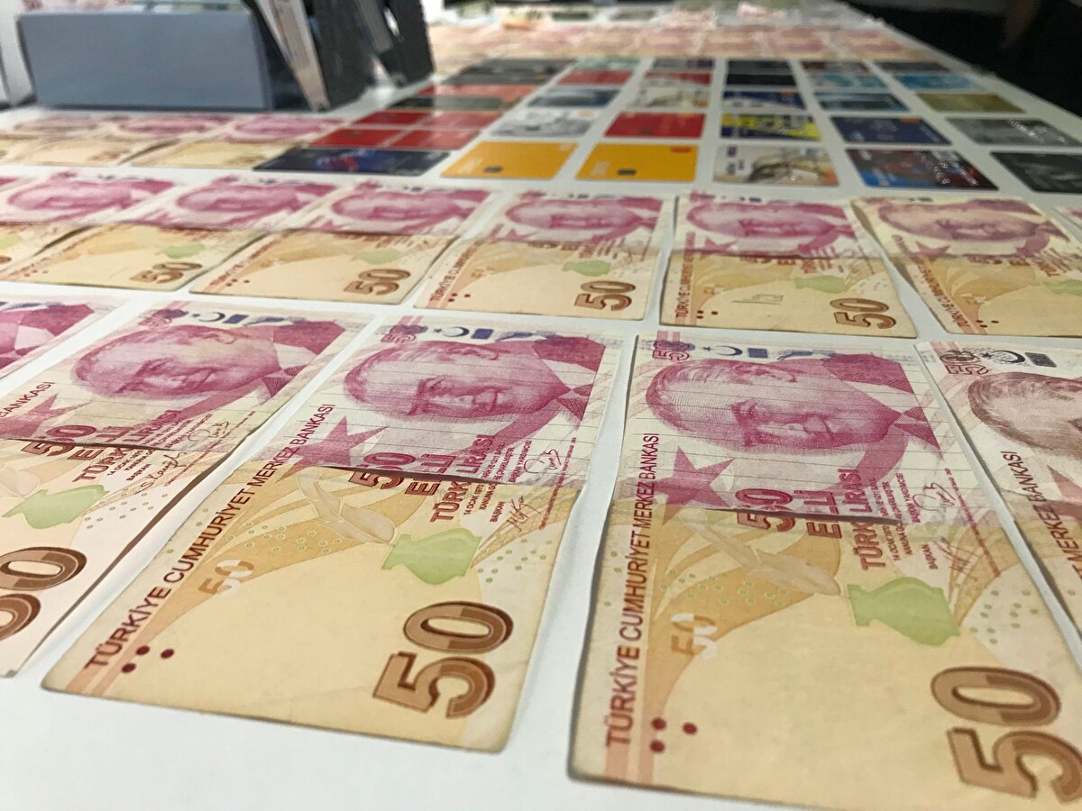 <br>Şüphelinin, tanınmamak için yaz günü kapüşonlu kıyafet giydiği ve cerrahi maske kullandığı, sahte paraları yatırma işlemi yaparken yakalanmamak için başka kişilerin TC kimlik numaralarını veya banka kartlarını kullandığı, çeşitli kurumlara sahte paralarla cüzi miktarda ödeme yaptığı ve para üstü olarak bankamatiklerden gerçek para aldığı belirlendi. Şüphelinin kredi borcu yüzünden böyle bir arayışa girerek borcunun büyük bir bölümünü bu yöntemle elde ettiği paralarla ödediği tespit edildi.<br>Soruşturma sürdürülüyor. 