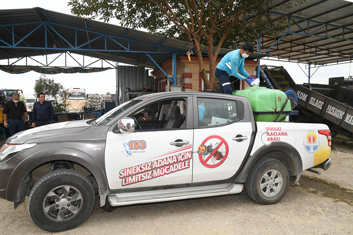 Artan sineklerin popülasyonları ve mücadelesi hakkında araştırma yapan Çukurova Üniversitesi Tıp Fakültesi Tıbbi Biyoloji Anabilim Dalı Başkanı Prof. Dr. Davut Alptekin, belediyelerin sineklerin üreme dönemi olan kış aylarında larvayla mücadele ettiğini ancak yağışların fazla olması nedeniyle yapılan ilaçlamaların yağmur sularıyla birlikte akıp, gittiğini kaydetti.<br>