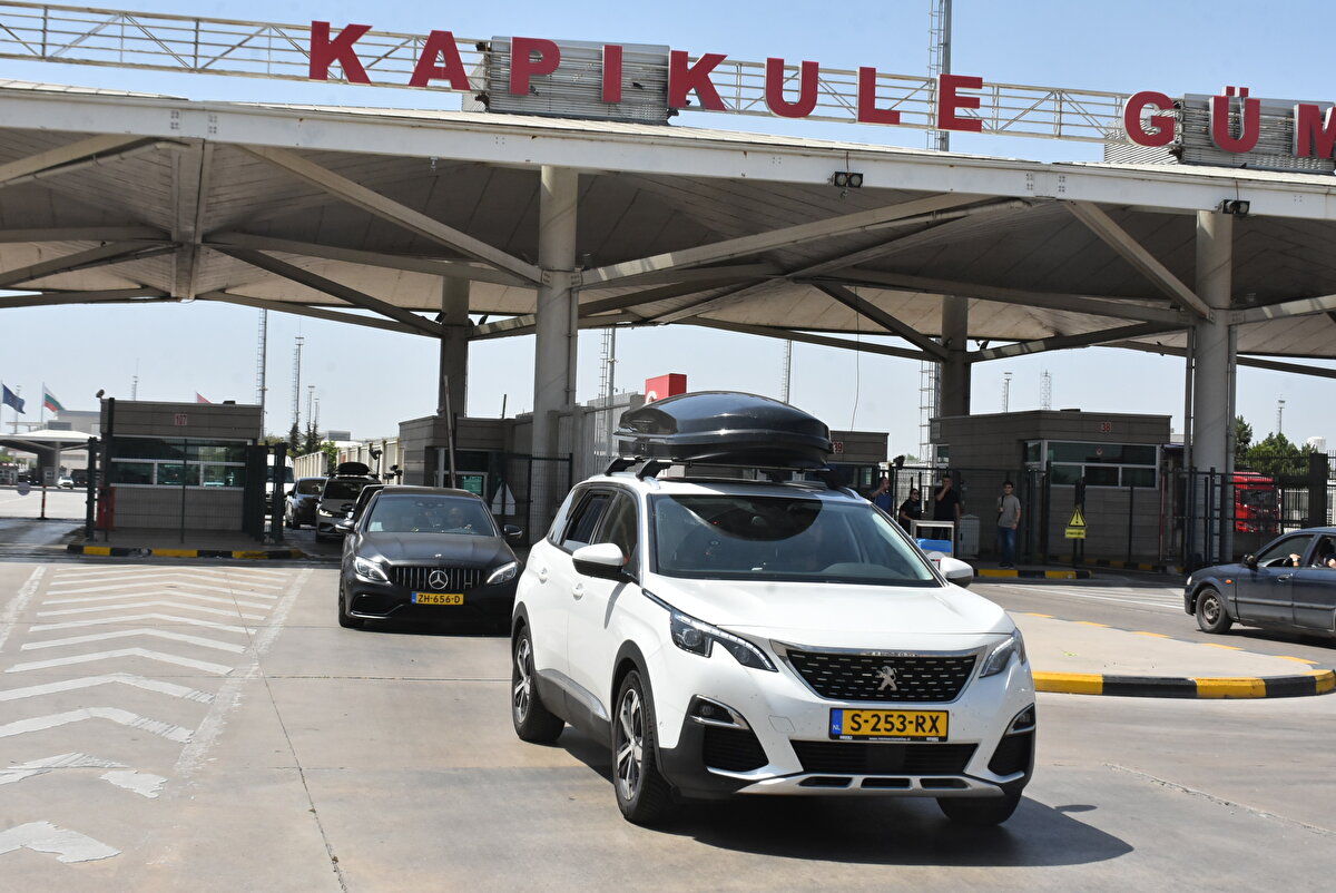 Trakya Gümrük ve Dış Ticaret Bölge Müdürlüğü verilerine göre; son 1 ayda 323 bin 600 araç ile başta Bulgaristan'a açılan Kapıkule, Hamzabeyli ve Dereköy sınır kapıları ile Yunanistan'a açılan İpsala ve Pazarkule sınır kapılarından toplam 1 milyon 300 bin gurbetçi ülkeye giriş yaptı.