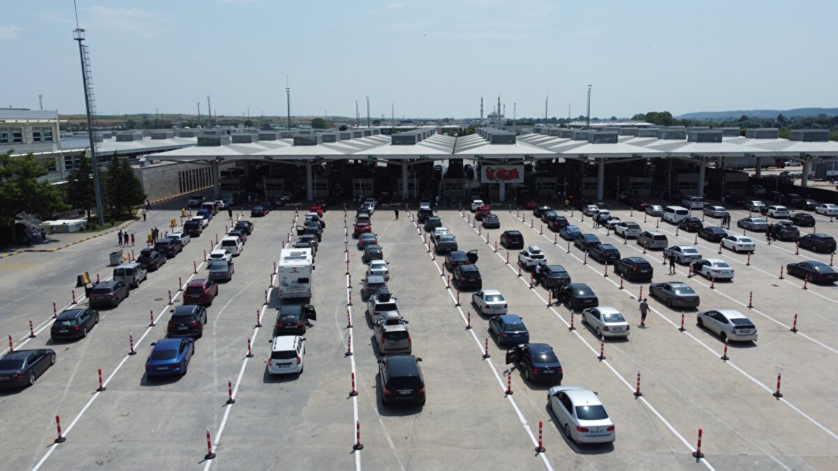 Geçen yıl aynı tarihlerde bu kapılardan 77 bin 439 araç ile 1 milyon 203 bin 713 gurbetçi ülkeye gelmişti.<br><br>