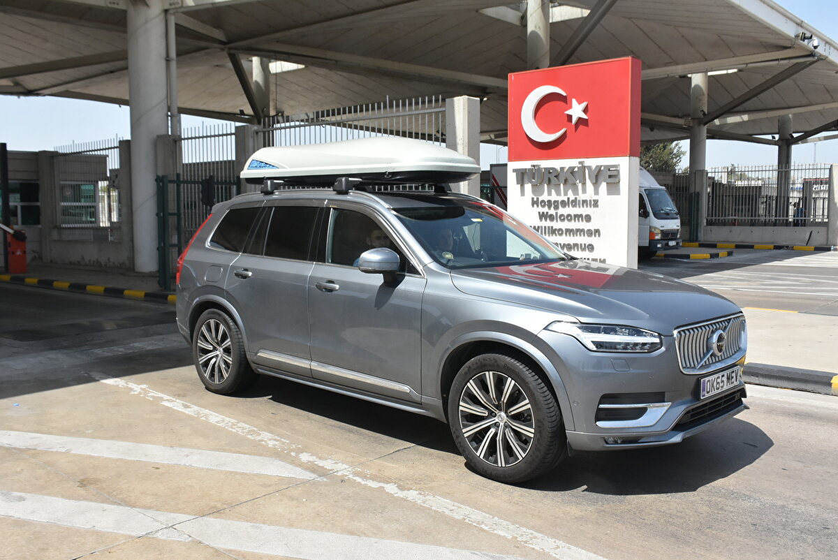 Geçen yıla göre daha rahat yolculuk yaptıklarını söyleyen bazı gurbetçiler, uçak fiyatlarının pahalı olmasından dolayı kara yolunu tercih ettiklerini belirtiyor.<br><br>