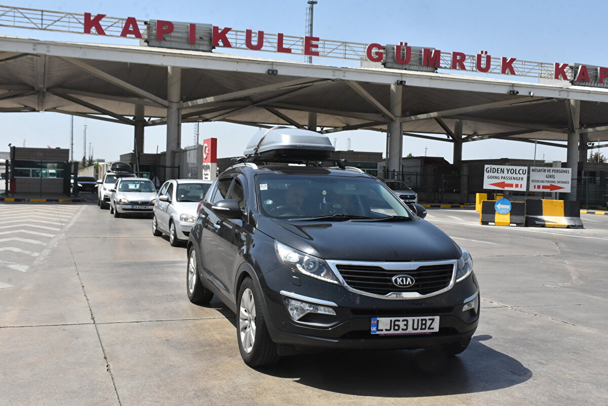 "UÇAKLA GELMEK KİŞİ BAŞI 750 EURO"<br>Fransa'nın Paris şehrinden gelen Mehmet Katarcı da uçak biletlerinin pahalı olmasından şikayet etti.<br><br>Bir kişinin uçak bileti parası karşılığında kara yoluyla yolculuğunda 4 kişilik ailesini getirdiğini söyleyen Katarcı, "Uçak biletleri pahalı, araç imkanı daha karlı oluyor. Uçakla gelmek kişi başı 700 -750 euro, arabayla taş çatlasın 500 euro ile gelebiliyoruz. 4 kişilik bir aile için bu rakamlar fazla geliyor. O yüzden araçla geliyoruz." diye konuştu. <br><br><br>Belçika'dan gelen Gülistan Kaplan ise "Tatilimizi Tekirdağ'da geçireceğiz. Yollar çok güzel, rahat geldik. Sınır kapıları açıktı, yollarda baya gelen var." dedi.<br><br>