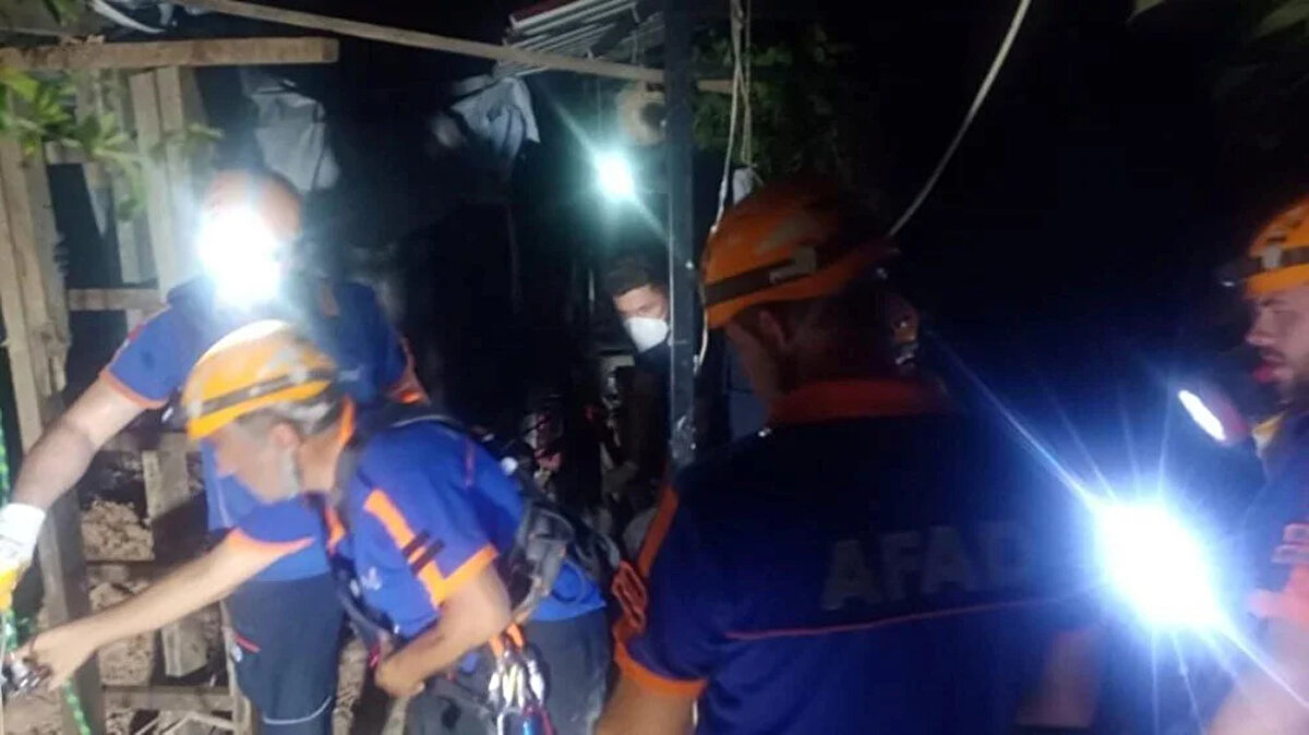 NE OLMUŞTU?<br>Olay, önceki gün saat 20.30 sıralarında Osmaneli ilçesi Camicedit Mahallesi Satuk Buğra Han Sokak'ta meydana geldi.<br><br>2 kişinin bir evin bahçesindeki kuyuya düştüğü ihbarı üzerine adrese itfaiye ve sağlık ekipleri sevk edildi. İtfaiye ekiplerince kuyudan çıkarılan Abdullah Alkan, Bozüyük Devlet Hastanesi'ne götürüldü. Yoğun koku gelmesi üzerine yaptıkları ölçümde, kuyuda yüksek miktarda hidrojen siyanür tespit eden ekipler, çalışmalara ara vererek AFAD'a haber verdi. Bölgeye gelip, gaz maskeleriyle kuyuya inen AFAD ekipleri, Nihat Kalkandelen'in cansız bedenine ulaştı.<br><br>İlk incelemede, siyanür nedeniyle hayatını kaybettiği belirlenen Kalkandere'nin cenazesi, otopsi için Osmaneli Mustafa Selahattin Çetintaş Devlet Hastanesi'ne kaldırıldı.