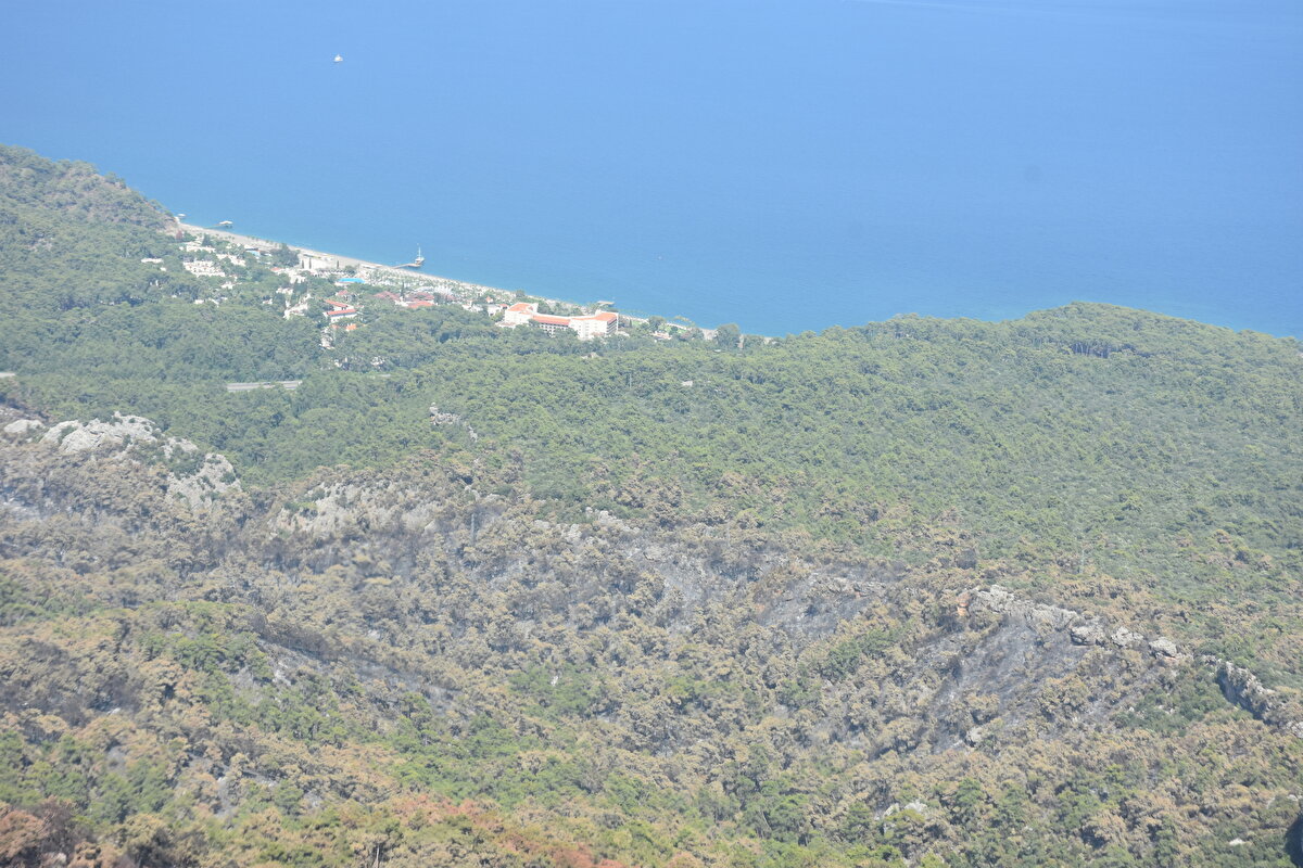 Karadan ulaşımın güçlükle sağlandığı bölgedeki yangına gündüzleri 11 uçak, 22 helikopter, geceleri ise 5 gece görüşlü helikopterle müdahale edildi.<br><br>