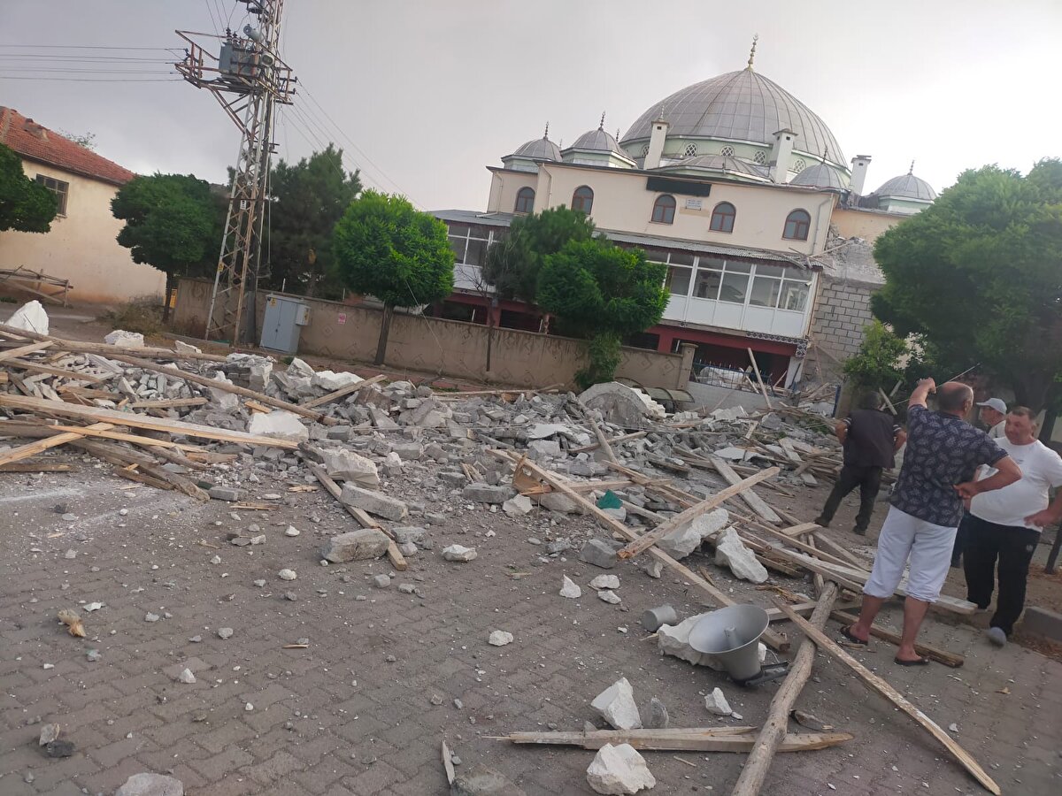 Herhangi bir yaralanmanın olmadığı olayda camide ve elektrik dağıtım hatlarında hasar meydana geldi. Elektrik dağıtım şirketi ekipleri, köye tekrar elektrik tedarikini sağlayabilmek için çalışmalarına devam ediyor.