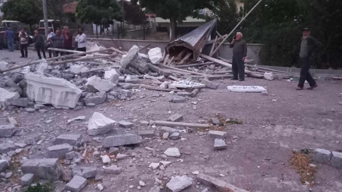 Yıkılan minarenin enerji nakil hatlarını koparması ve elektrik direklerini devirmesi nedeniyle köyde elektrik kesintisi yaşandı.