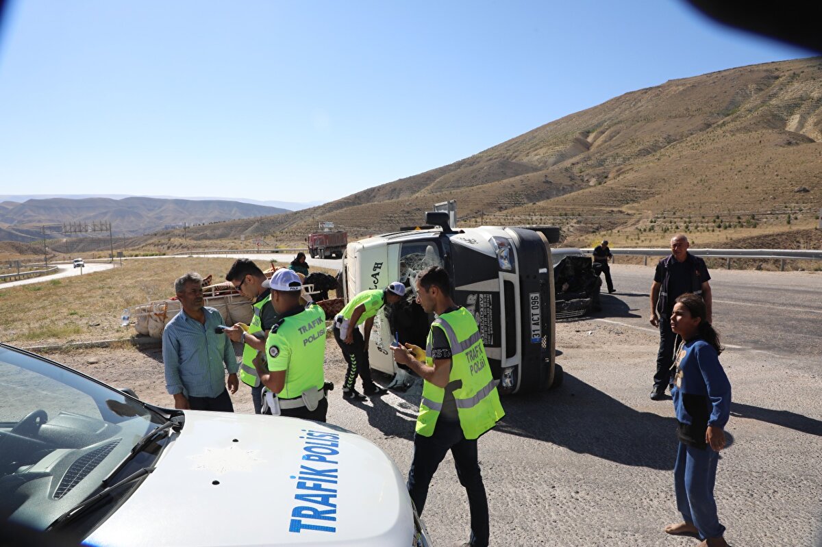 Tarım işçilerinin taşındığı Abit A., yönetimindeki 31 ACT 096 plakalı minibüs ile karşı yönden gelen Hatem B.'nin (27) kullandığı 49 DD 241 plakalı otomobil, çarpıştı.