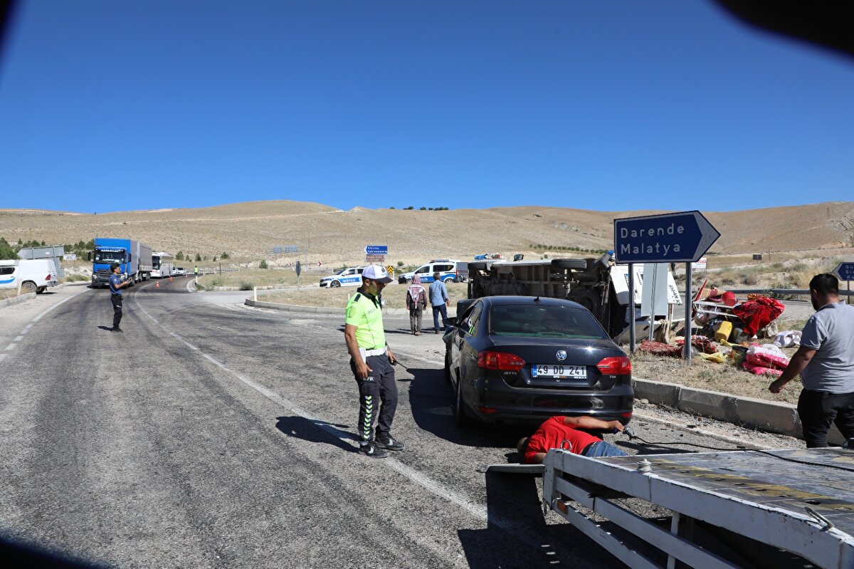  Çevredekilerin ihbarı üzerine kaza yerine polis, itfaiye ve sağlık ekipleri sevk edildi. 