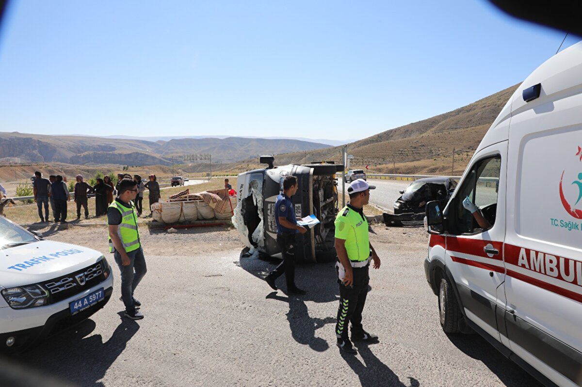 Hayati tehlikelerinin bulunmadığı öğrenilen yaralılar, kaza yerinde yapılan ilk müdahalenin ardından ambulanslarla Darende Hulusi Efendi Devlet Hastanesi'ne kaldırıldı.