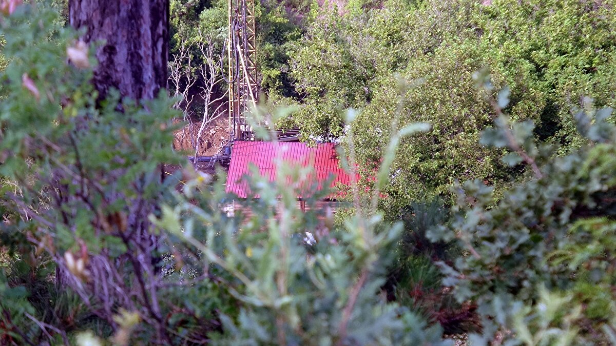 Havalandırma ve jeneratör sistemleri kuran madenciler, 2 aylık süreçte, yerin metrelerce altına indi. Büyük gizlilik içerisinde süren esrarengiz kazının halen devam ettiği bildirilirken, jandarma ekipleri ise dışarıda yoğun güvenlik önlemi aldı.<br>