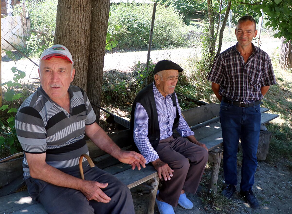 KÖYLÜLER KONUŞTU<br><br>Köyde yaşayan İskender Beşlioğlu, 1990'lı yıllarda aynı bölgeden daha önce 2 lahit mezar çıktığını belirterek, “Zonguldak'tan madenciler gelmiş. Evin altını kazıyorlarmış. Hazine varmış diyorlar. Bizim bildiğimiz bu. Biz öyle duyduk ama görmedik. Biz alana girmedik. Kimseyi sokmuyorlarmış. Kameralarla izliyorlarmış. Ahırın altında kazıyorlarmış. Başka birinin evine altına doğru kazıyorlarmış. 