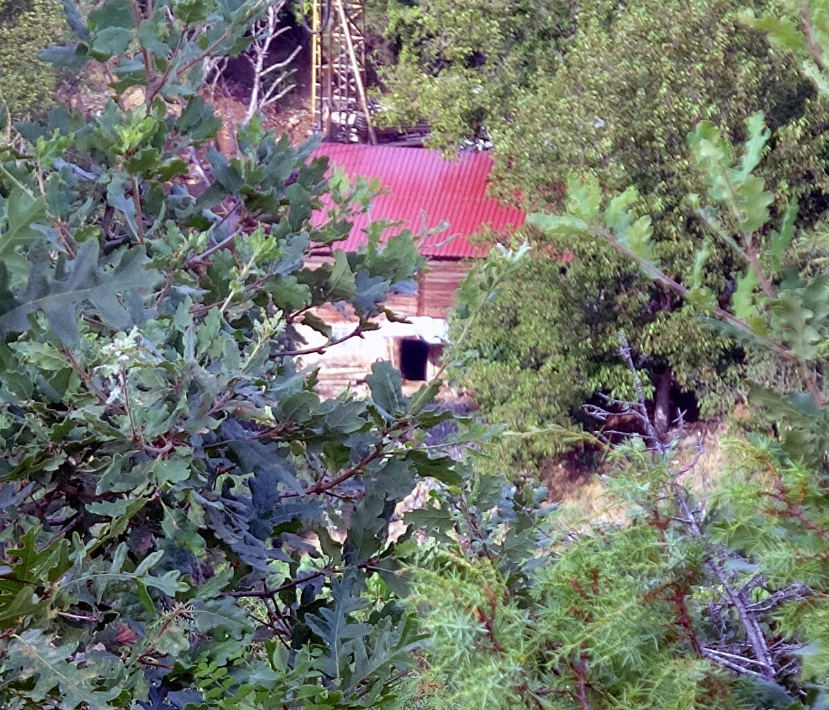 DAHA ÖNCE BÖLGEDE ONLARCA KİŞİ DEFİNE ARAMIŞ<br><br>Öte yandan bölgede önceki yıllarda onlarca kişinin define kazısı yaparken yakalandığı ve jandarma tarafından haklarında adli işlem yapıldığı kaydedildi. Esrarengiz kazı devam ederken, ne arandığıyla ilgili herhangi bir bilgi verilmedi.<br>