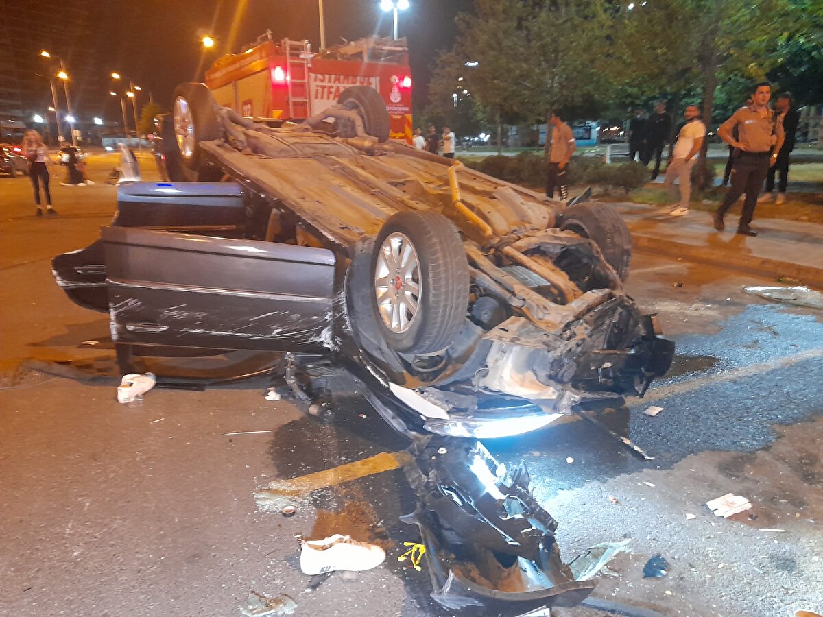 Öte yandan, park halindeki otomobillerinin içinde hafif şekilde yaralanan 3 kişi ise olay yerindeki ilk müdahalelerinin ardından çevredeki hastanelere sevk edildi. Kazaya karışan otomobiller çekiciler yardımıyla bulunduğu yerden kaldırıldı.<br><br>